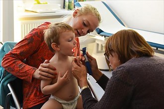 Iserlohn-Letmathe: Regular examinations of children in different age groups are the standard in the practices of doctor for children as here in a suburb of a large city. U7-examination by a boy. Germa...