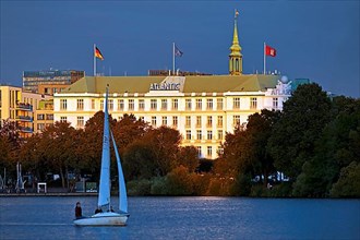 Late evening light on the Aussenalster with the Hotel Atlantic Kempinski