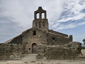 The pre-Romanesque church of Santa Helena de Rodes is located in the Cap de Creus Natural Park in the immediate vicinity of the monastery of Sant Pere de Rodes