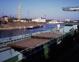 Duisburg: Working in the port of Duisburg on 24. 10. 1995 loading ships. Germany