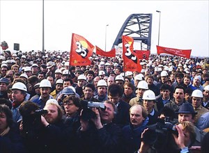 Du Rheinhausen. Steelworkers of the Krupp steelworks fought for their jobs in 1987 and occupied the Rhine bridge