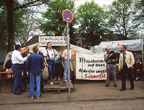 Rheinhausen. Vigil of the settlers of the Margarethensiedlung because of rent problems ca. 1988