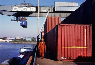 Duisburg: Working in the port of Duisburg on 24. 10. 1995 loading ships. Germany