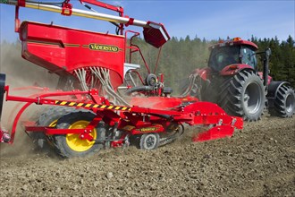 Case 225 Tractor CVX with seed drill Vaderstad Rapid A 600S
