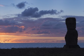 Hanga Kio'e Moai at sunset