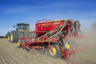 John Deere 7280R tractor with Vaderstad Rapid A 600C seed drill