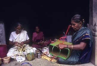Weaving a variety of baskets using plastic strips in Chettiand