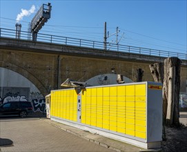 DHL packing station next to an S-Bahn line