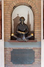 Schneider-Wibbel statue