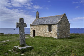 Stone cross and Saint-Samson chapel