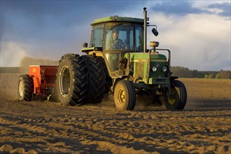 John Deere 2140 tractor pulling Tume seed drill