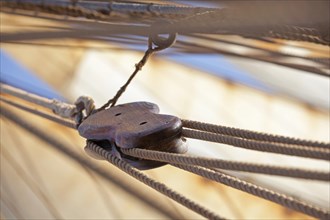 Rigging and wooden pulley