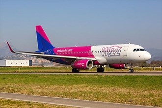 A Wizzair Airbus A320 aircraft with registration number HA-LYQ at Bergamo Orio Al Serio Airport