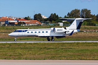 A Gulfstream G450 aircraft with registration N818GC at Porto Airport