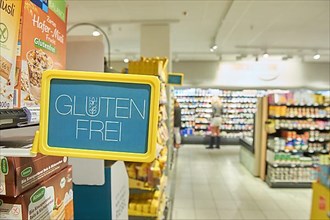 Information sign on the shelf with the inscription: Gluten-free