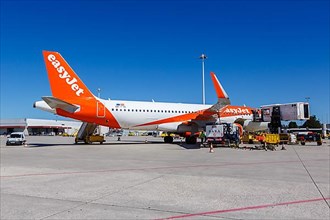 An EasyJet Airbus A320 aircraft with registration number OE-IJG at Porto Airport