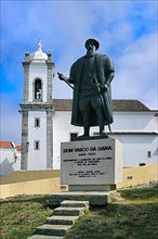 Vasco da Gama statue in front of Saint Salvador Church
