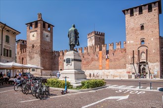 Statua di Camillo Benso Conte di Cavour in front of the Castelvecchio