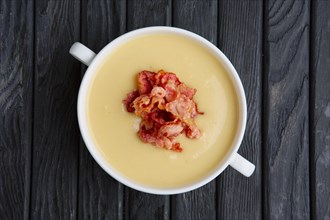 Pea cream soup with bacon chips