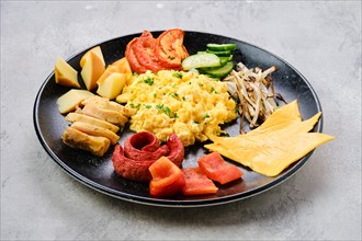 Scrambled eggs with various sausages