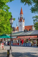 Stalls at the Viktualienmarkt with the tower of the Old Town Hall