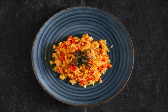 Top view of curry risotto with chicken and bell pepper