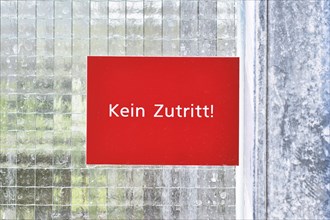 Red sign at door with German text 'Kein Zutritt'
