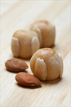 Bethmaennchen and almonds