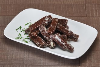 Fried brown bread chips with garlic