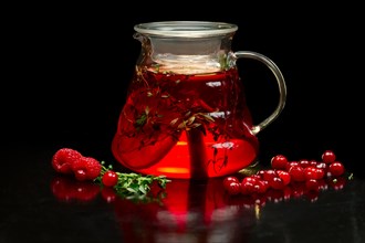 Berry tea with fresh currants