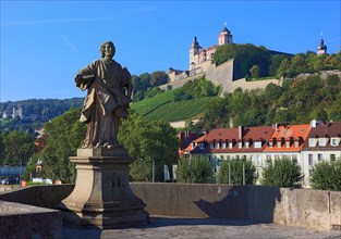 Marienberg Fortress and the statue of Saint Kolonat