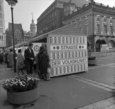 The picture was taken between 1965 and 1971 and shows a photographic impression of everyday life in this period of the GDR. Leipzig city centre