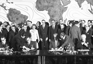 The visit of the Soviet head of state and party leader Leonid Brezhnev to Bonn from 18-22 May 1973 was a step towards easing tensions in East-West relations by Willy Brandt. At the table: Walter Schee...