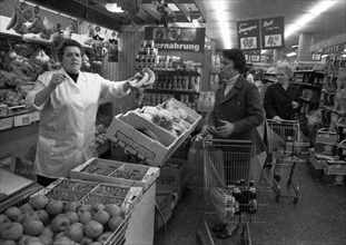 The everyday life of a family of a worker with three children on 18. 4. 1972 in Gelsenkirchen. Shopping of the couple in the supermarket
