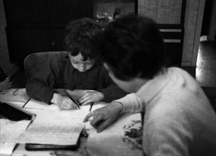 The everyday life of a family of a worker with three children on 18. 4. 1972 in Gelsenkirchen. Schoolchildren's homework