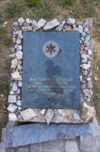 Memorial plaque for Jews expelled during National Socialism in the Rabbi Meir Garden at the Jewish Dance House