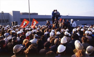 Du-Rheinhausen. Steelworkers of the Krupp steelworks fight for their jobs in 1987 and occupied the Rhine bridge