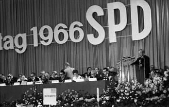 The SPD Party Congress of 1-5-6. 1966 in the Dortmund Westfalenhalle. . Georg Leber at the speaker's desk