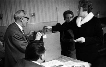 The 1969 federal election here on 28. 9. 1969 at a polling station in a district of Dortmund