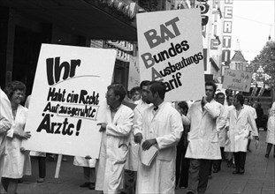 Hospital doctors demonstrated in Dortmund for higher salaries and against time overload in the service on 23 September 1971