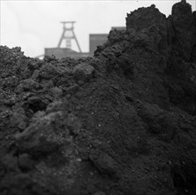 Dumps of coal and coke characterised the Ruhr district at the end of the 1960s and were thus a symbol of the coal crisis