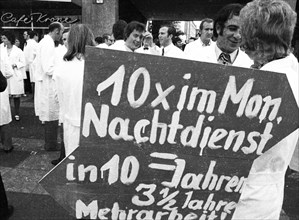 Hospital doctors demonstrated in Dortmund for higher salaries and against time overload in the service on 23 September 1971