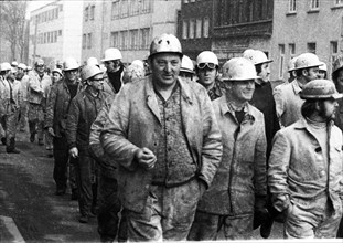 This warning strike of the steel workers of Hoesch AG Westfalenhuette on 10 January 1972 in Dortmund was a spontaneous strike which the participants extended to a demonstration in the city