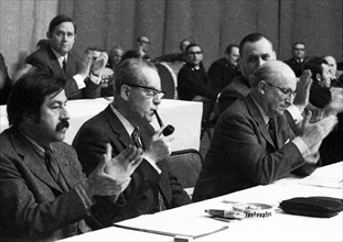 The SPD rally for the ratification of the East German treaties on 23 April 1972 in the Westfalenhalle in Dortmund. f. l. t. r