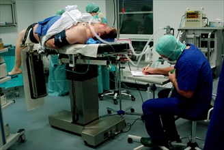 A patient undergoes cruciate ligament surgery as an outpatient. Obesity makes the surgery difficult for the orthopaedic surgeon. Preparation and anaesthesia of the operation