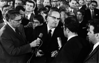 The Election Night 1969 on 28. 9. 1969 in Bonn . Journalists besiege SPD politician Herbert Wehner