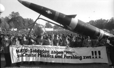 Bonn : The year 1983 was marked by the fear of a nuclear war caused by the rearmament and by the fear of social decline caused by the loss of a job