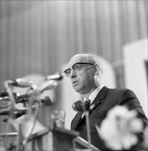 The SPD party congress of 1-5-6. 1966 in the Dortmund Westfalenhalle. Fritz Erler at the speaker's desk