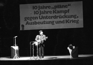 The artist and cabaret artist Dietrich Kittner on 08. 10. 1971 on the occasion of the 10th anniversary of the music publishing house Plaenein Dortmund