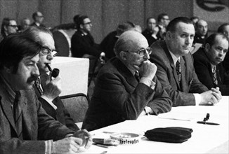 The SPD rally for the ratification of the East German treaties on 23 April 1972 in the Westfalenhalle in Dortmund. From left to right. Guether Grass